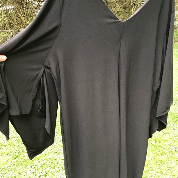 Flowy black dress with flowy sleeves - Picture 2 of 3
